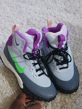 NWOT NIKE BOOTS
